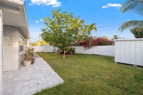 House in Saint Petersburg, Florida 3 bedrooms, 124.3 sq.m. № 1620650 - photo 18