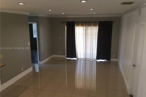 Copropriété à louer à Coral Springs, Floride: 2 chambres, 102.19 m2 № 2439389 - photo 4
