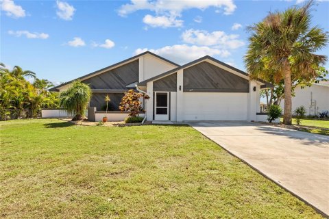 House in Fort Myers, Florida 3 bedrooms, 128.67 sq.m. № 1626590 - photo 2