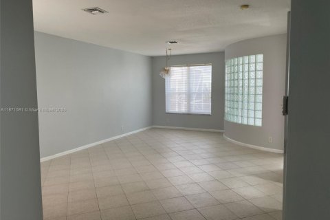 Villa ou maison à louer à Miramar, Floride: 4 chambres, 210.24 m2 № 1927895 - photo 3