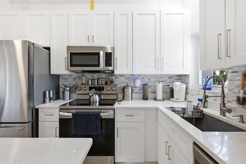 Commercial property in Orlando, Florida 6 bedrooms, 344.39 sq.m. № 2396807 - photo 11