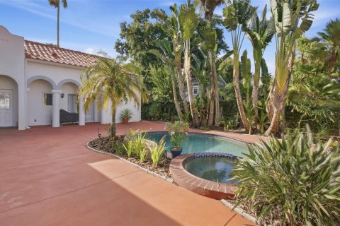 Commercial property in Orlando, Florida 6 bedrooms, 344.39 sq.m. № 2396807 - photo 24