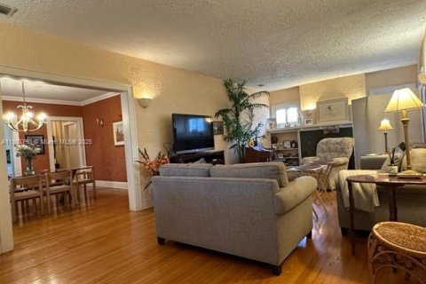 House in Coral Gables, Florida 3 bedrooms, 211.54 sq.m. № 1689032 - photo 4