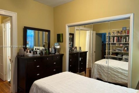 House in Coral Gables, Florida 3 bedrooms, 211.54 sq.m. № 1689032 - photo 9