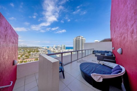 Condo in Hallandale Beach, Florida, 2 bedrooms  № 2003031 - photo 6