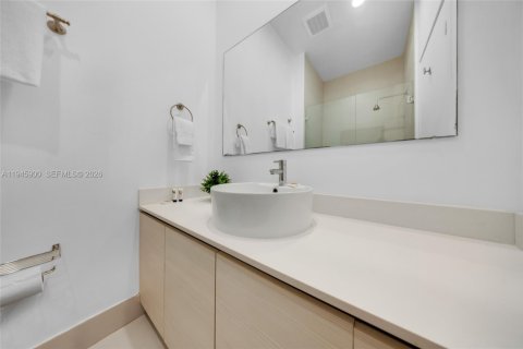 Condo in Hallandale Beach, Florida, 2 bedrooms  № 2003031 - photo 16