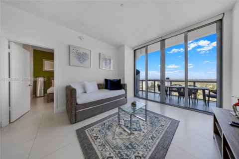 Condo in Hallandale Beach, Florida, 2 bedrooms  № 2003031 - photo 3