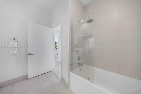 Condo in Hallandale Beach, Florida, 2 bedrooms  № 2003031 - photo 12