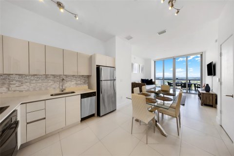 Condo in Hallandale Beach, Florida, 2 bedrooms  № 2003031 - photo 7