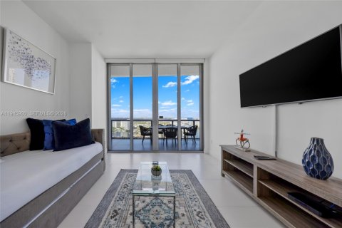 Condo in Hallandale Beach, Florida, 2 bedrooms  № 2003031 - photo 2