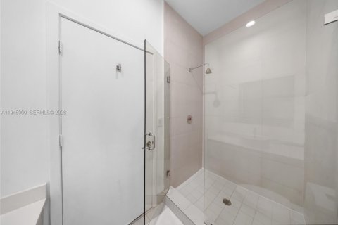 Condo in Hallandale Beach, Florida, 2 bedrooms  № 2003031 - photo 17