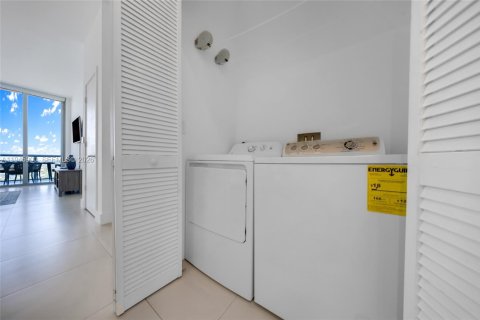 Condo in Hallandale Beach, Florida, 2 bedrooms  № 2003031 - photo 18