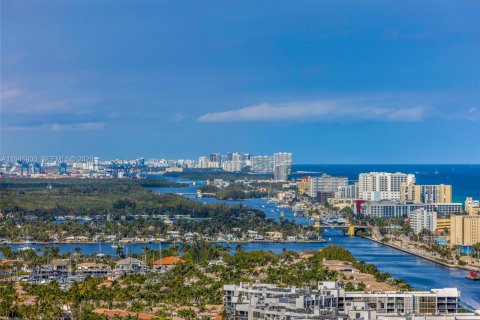 Condo in Hallandale Beach, Florida, 2 bedrooms  № 2003031 - photo 21