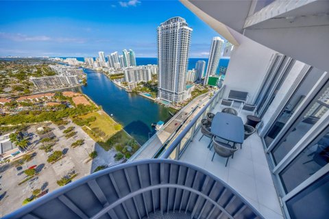 Condo in Hallandale Beach, Florida, 2 bedrooms  № 2003031 - photo 5