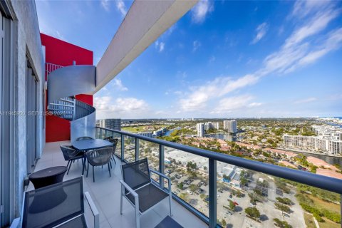 Condo in Hallandale Beach, Florida, 2 bedrooms  № 2003031 - photo 4