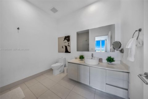 Condo in Hallandale Beach, Florida, 2 bedrooms  № 2003031 - photo 11