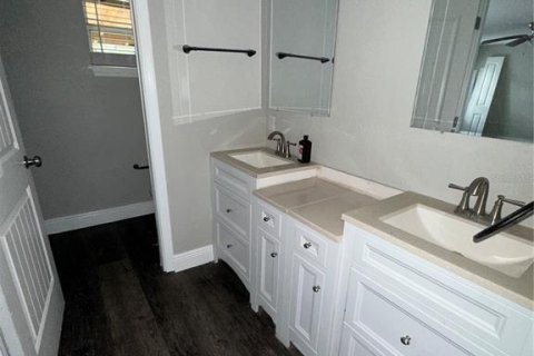 House in Land O' Lakes, Florida 4 bedrooms, 121.52 sq.m. № 1887044 - photo 18