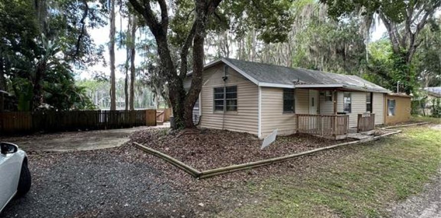 House in Land O' Lakes, Florida 4 bedrooms, 121.52 sq.m. № 1887044