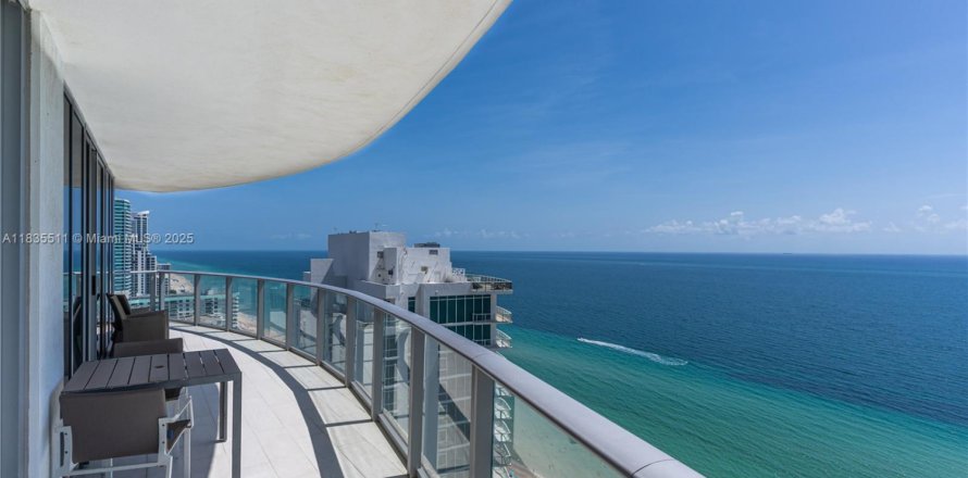 Кондоминиум с 2 спальнями в Холливуд, Флорида № 1983265