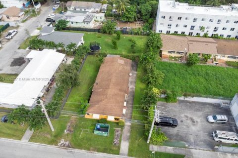 Commercial property in Miami, Florida № 1920993 - photo 9