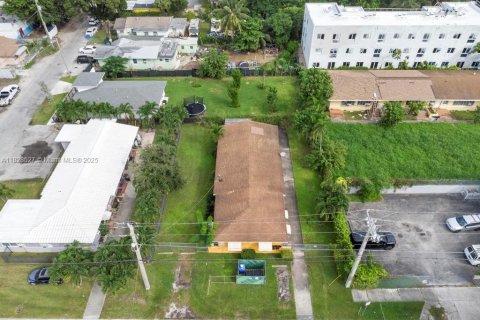 Commercial property in Miami, Florida № 1920993 - photo 7