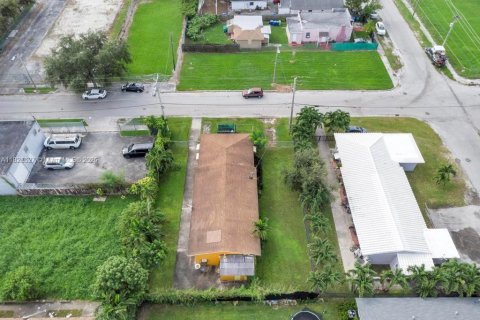 Commercial property in Miami, Florida № 1920993 - photo 12