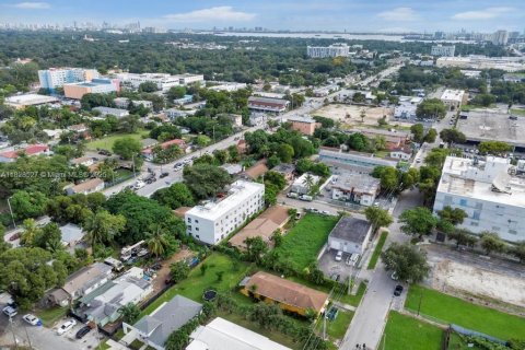 Commercial property in Miami, Florida № 1920993 - photo 18
