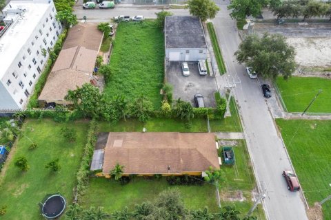 Commercial property in Miami, Florida № 1920993 - photo 13