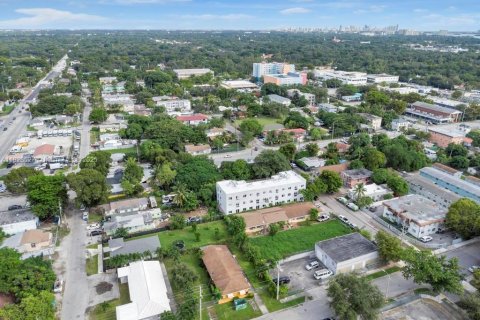Commercial property in Miami, Florida № 1920993 - photo 16