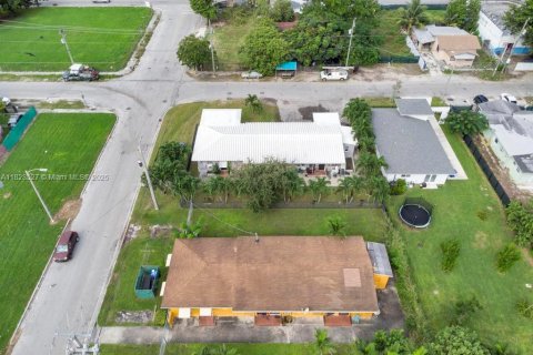Commercial property in Miami, Florida № 1920993 - photo 11