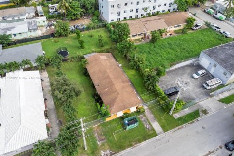 Commercial property in Miami, Florida № 1920993 - photo 10