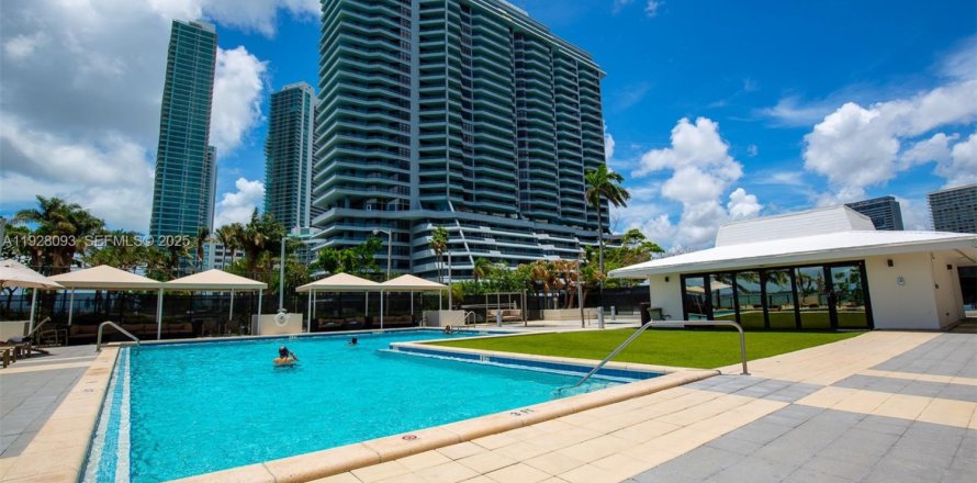 Кондоминиум с 1 спальней в Майами, Флорида № 1986896