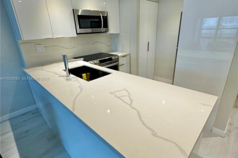 Купить кондоминиум в Майами, Флорида 1 спальня, 70.33м2, № 1986896 - фото 2