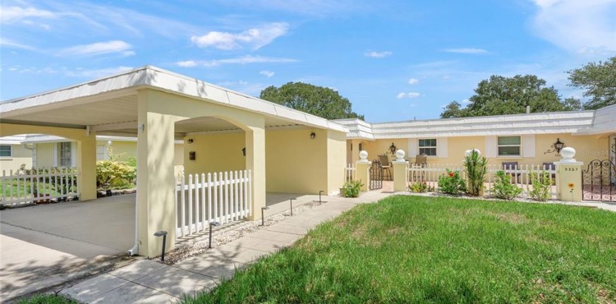 House in Sarasota, Florida 2 bedrooms, 107.4 sq.m. № 2291060