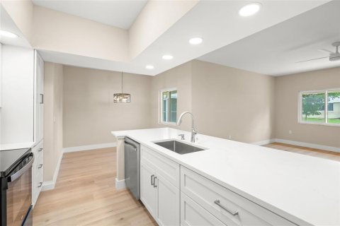 House in Sarasota, Florida 2 bedrooms, 107.4 sq.m. № 2291060 - photo 8