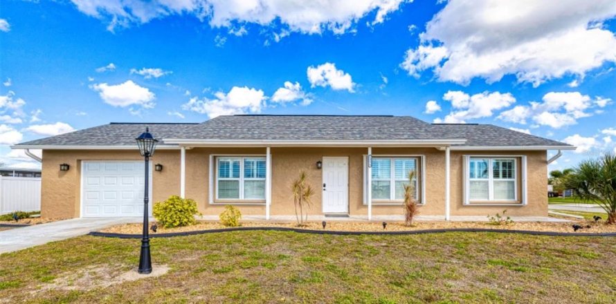 House in Port Charlotte, Florida 2 bedrooms, 118.36 sq.m. № 1614495