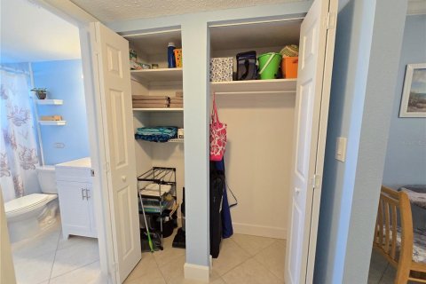 Condominio en venta en Saint Pete Beach, Florida, 1 dormitorio, 52.68 m2 № 2232245 - foto 25