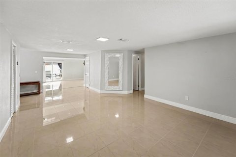 Casa en venta en Seminole, Florida, 4 dormitorios, 173.73 m2 № 2358599 - foto 4