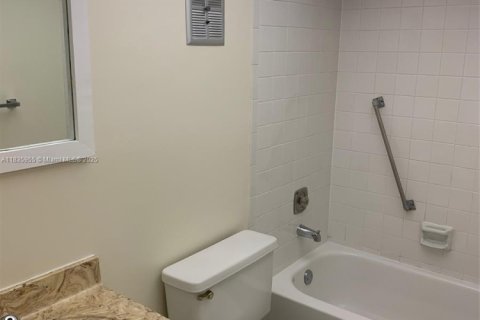 Condo in Plantation, Florida, 2 bedrooms  № 1828702 - photo 15