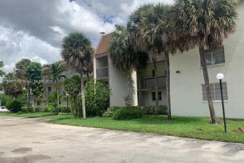 Condo in Plantation, Florida, 2 bedrooms  № 1828702 - photo 1
