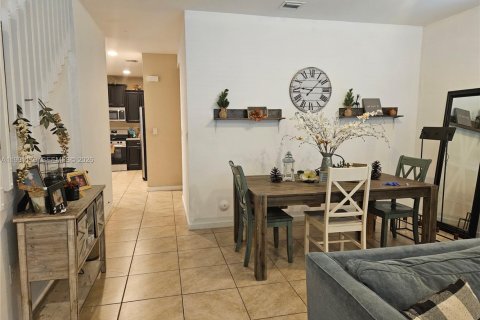House in Homestead, Florida 5 bedrooms, 237.46 sq.m. № 2058453 - photo 5