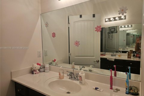 House in Homestead, Florida 5 bedrooms, 237.46 sq.m. № 2058453 - photo 22