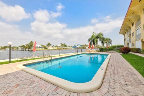Condo in Pompano Beach, Florida, 1 bedroom № 2146137 - photo 16