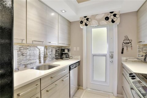 Condo in Pompano Beach, Florida, 1 bedroom № 2146137 - photo 5