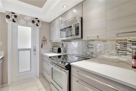 Condo in Pompano Beach, Florida, 1 bedroom № 2146137 - photo 4