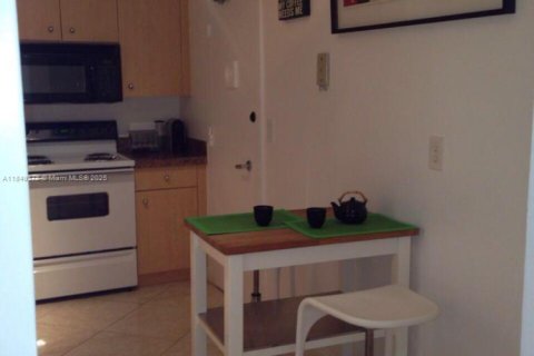 Condo in Surfside, Florida, 1 bedroom  № 1851929 - photo 6