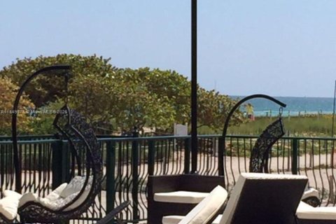 Condo in Surfside, Florida, 1 bedroom  № 1851929 - photo 10