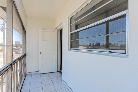 Copropriété à vendre à Hallandale Beach, Floride: 1 chambre, 64.1 m2 № 2081067 - photo 7