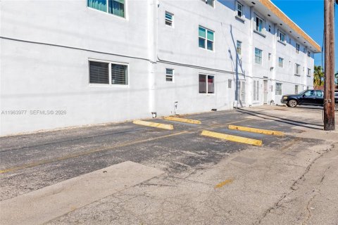 Copropriété à vendre à Hallandale Beach, Floride: 1 chambre, 64.1 m2 № 2081067 - photo 16