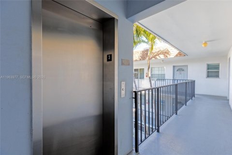 Copropriété à vendre à Hallandale Beach, Floride: 1 chambre, 64.1 m2 № 2081067 - photo 13